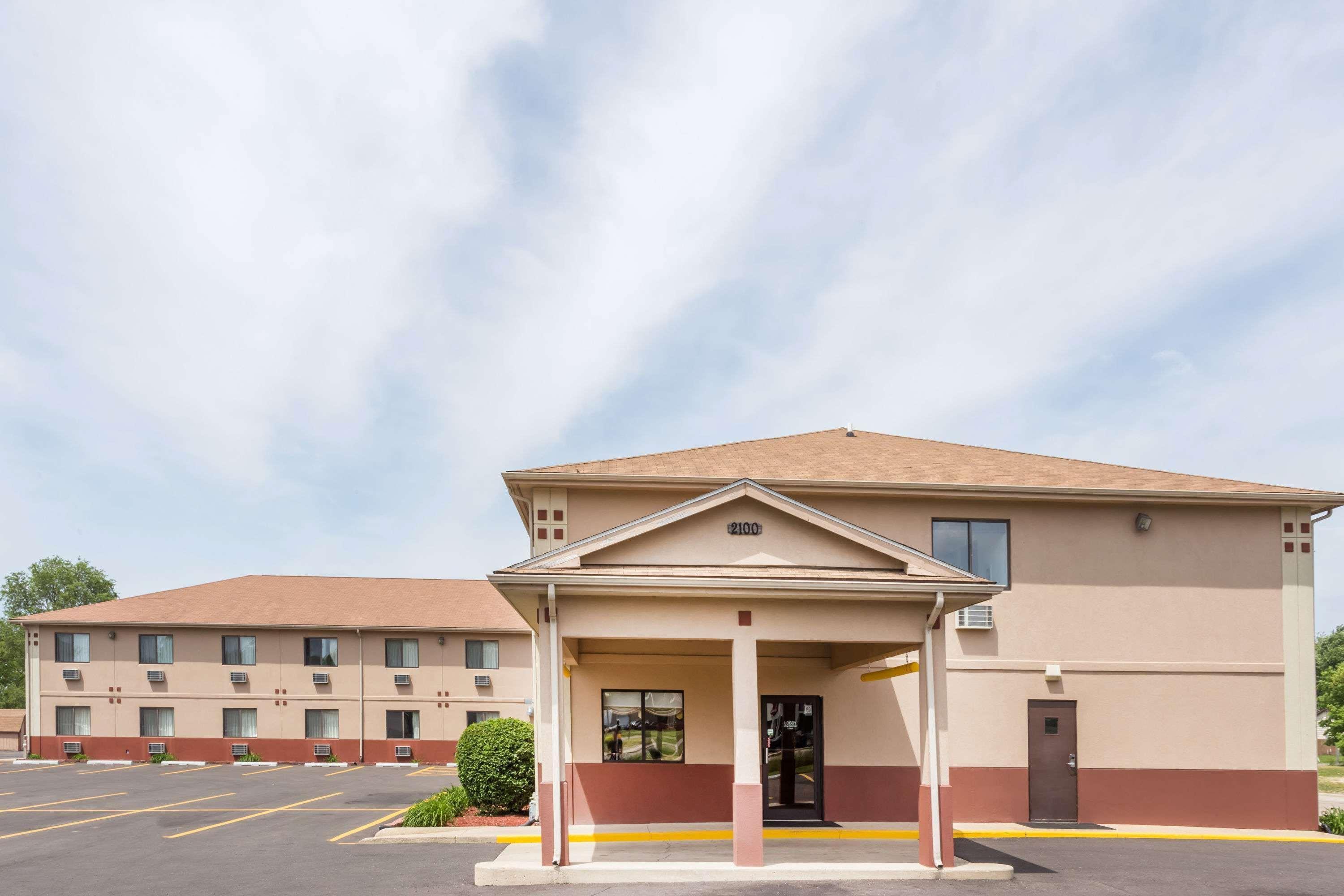 Super 8 By Wyndham Rock Falls Sterling Area Exterior photo